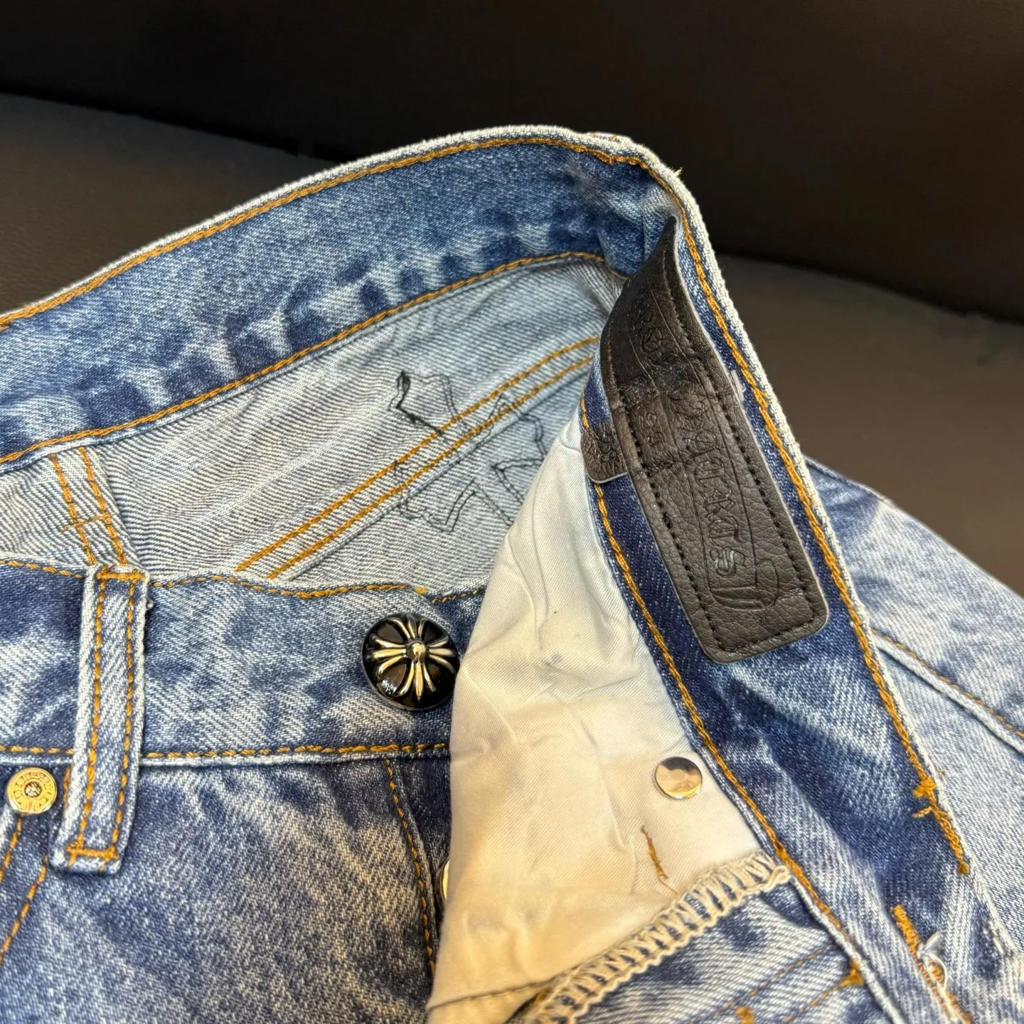 P330 model number: D334 ChromeHearts graffiti leather cow king color #washed blue size #28-36 (s m l xl xxl) S waist 77 hip 102 trouser length 102 trouser opening 20 M waist 81 hip 106 trouser length 104 trouser opening 21 L waist 85 hip 110 trouser length 106 Cuff 21.5